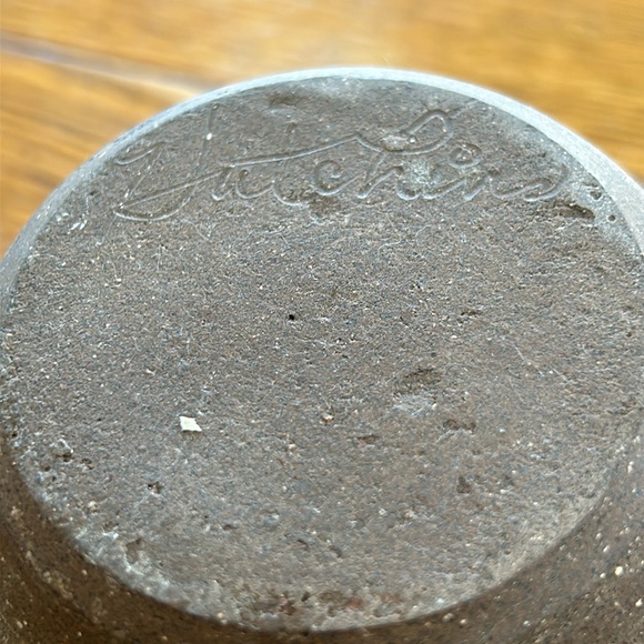 Brown artist created pottery mug. Artist signed Hutchins. Great condition. - Picture 7 of 7